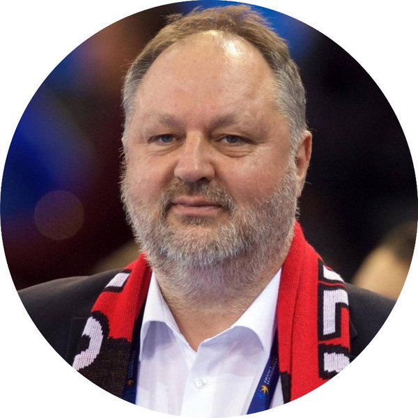 Andreas Michelmann, Porträtaufnahme eines älteren Mannes mit grauem Bart und kurzem Haar. Er trägt ein weißes Hemd, ein dunkles Jackett und einen Schal in den Farben Schwarz-Rot-Gold mit Schriftzug.