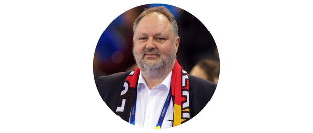 Andreas Michelmann, Porträtaufnahme eines älteren Mannes mit grauem Bart und kurzem Haar. Er trägt ein weißes Hemd, ein dunkles Jackett und einen Schal in den Farben Schwarz-Rot-Gold mit Schriftzug.