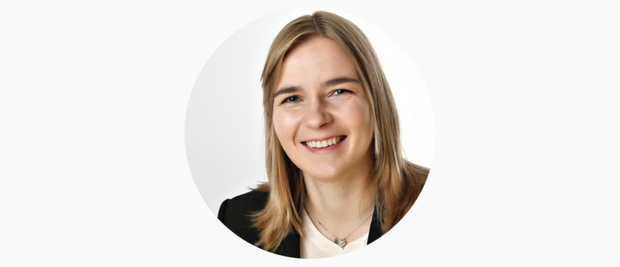 Mareike Miller, deutsche Rollstuhlbasketballspielerin und mehrfache Paralympics-Teilnehmerin, auf einem professionellen Porträtfoto. Sie trägt eine helle Bluse und ein schwarzes Sakko, hat schulterlanges blondes Haar und lächelt in die Kamera.