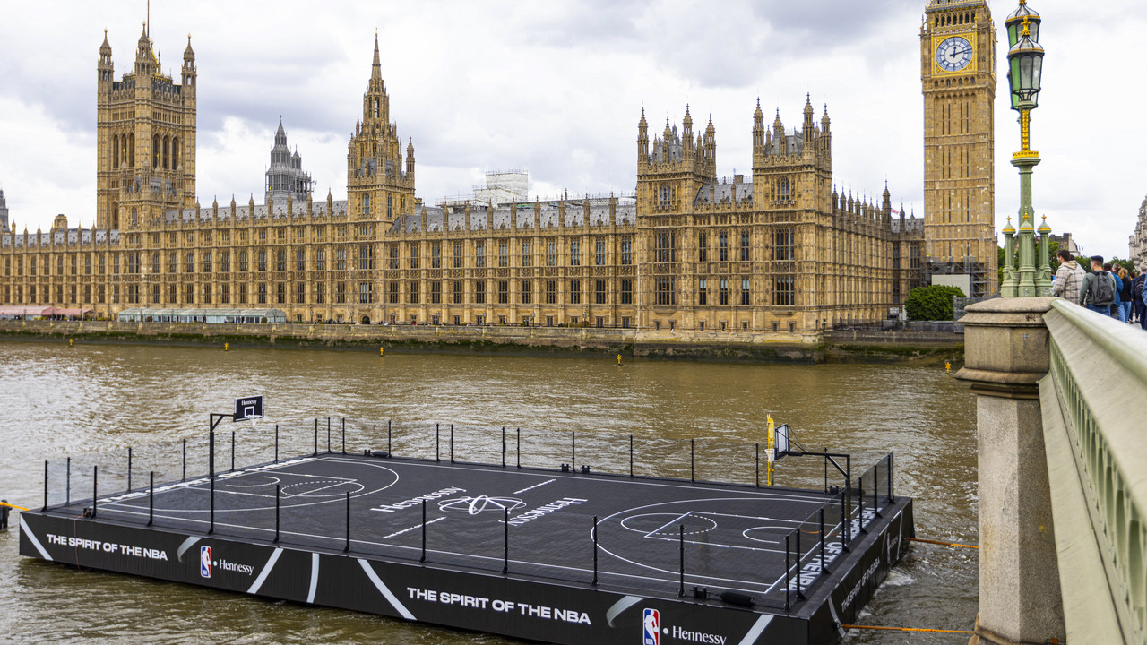 Basketballfeld auf einem schwimmenden Ponton vor dem Parlamentsgebäude und Big Ben in London.