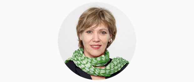 Daniela Schneckenburger, Porträtaufnahme einer Frau mit kurzem, blond-braunem Haar. Sie trägt eine dunkle Jacke und ein grünes, gemustertes Tuch um den Hals.