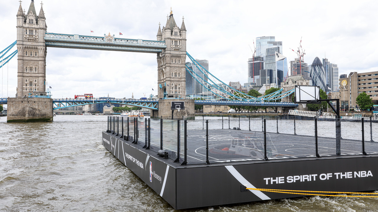 Schwimmendes Basketballfeld auf der Themse vor der Tower Bridge in London.