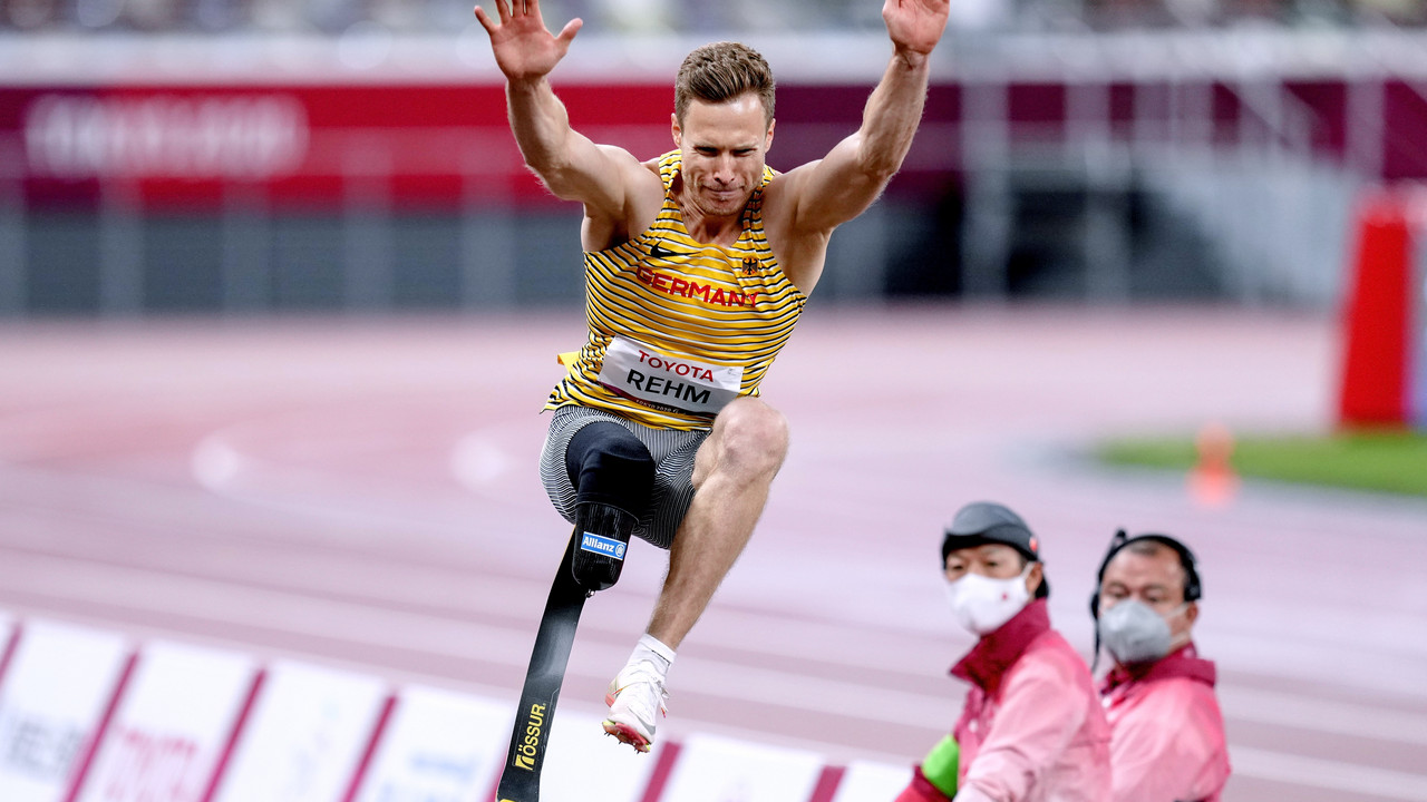 Para-Leichtathlet mit Prothese springt beim Weitsprungwettbewerb im Stadion.